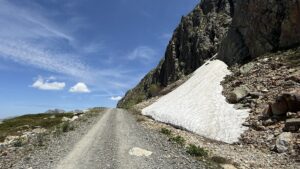 Passage au pied d'un névé sous les sommets de l'Alpe d'Huez