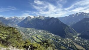 Panorama sur Bourg-d'Oisans et la vallée de la Romanche depuis les hauteurs de Sardonne