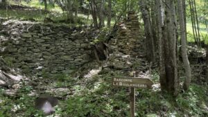 Vestiges du hameau du Pré Reynaud sur le sentier de Sardonne