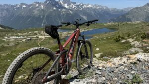 VTTAE devant les lacs d'altitude de l'Alpe d'Huez