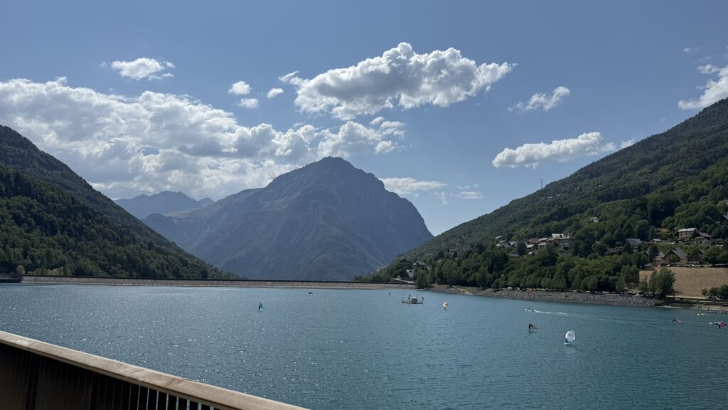 Lac du Verney sur la route de Vaujany au départ d'Allemond vers le col du Sabot
